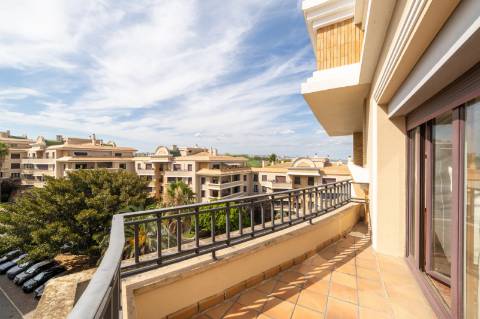 Exclusivo Apartamento T5 no Real Forte com Vista Panorâmica sobre o Rio Tejo