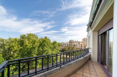 Exclusivo Apartamento T5 no Real Forte com Vista Panorâmica sobre o Rio Tejo