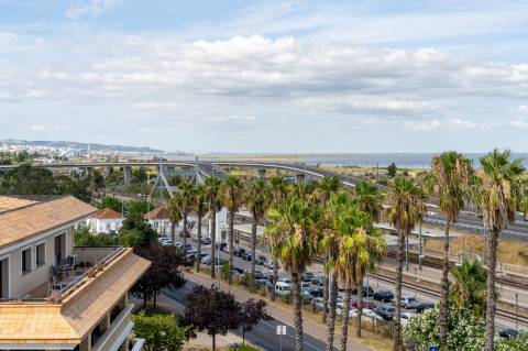 Exclusivo Apartamento T5 no Real Forte com Vista Panorâmica sobre o Rio Tejo