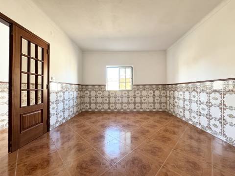 Moradia T3 com Garagem para Autocaravana, próxima das Praias de Peniche
