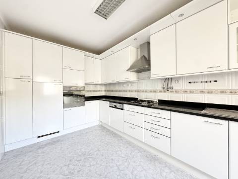 Moradia T3 com Garagem para Autocaravana, próxima das Praias de Peniche