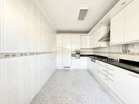 Moradia T3 com Garagem para Autocaravana, próxima das Praias de Peniche