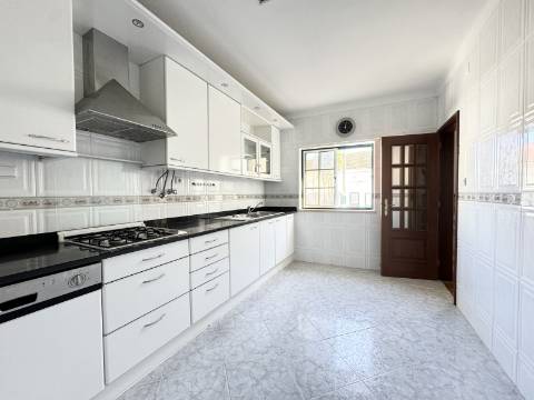 Moradia T3 com Garagem para Autocaravana, próxima das Praias de Peniche