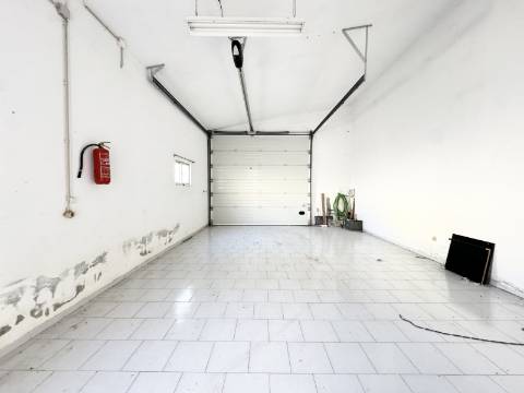 Moradia T3 com Garagem para Autocaravana, próxima das Praias de Peniche