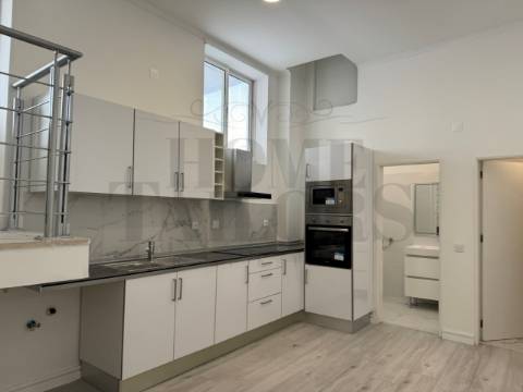 Loja Ampla Com Terraço No Barreiro