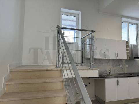 Loja Ampla Com Terraço No Barreiro
