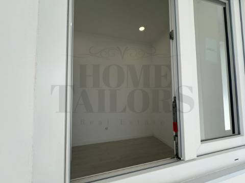 Loja Ampla Com Terraço No Barreiro