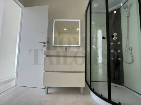 Loja Ampla Com Terraço No Barreiro