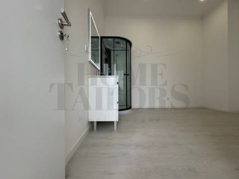 Loja Ampla Com Terraço No Barreiro