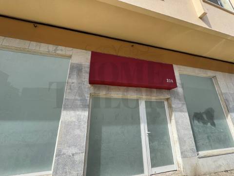 Loja Ampla Com Terraço No Barreiro