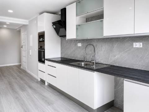 Apartamento T4 Totalmente Remodelado na Amora
