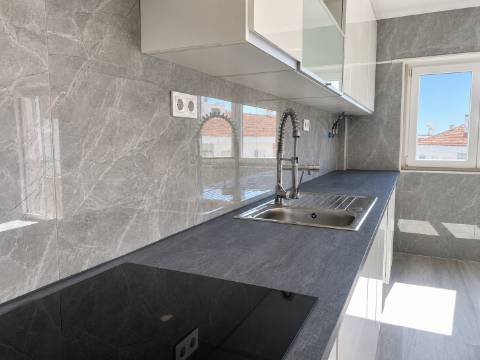 Apartamento T4 Totalmente Remodelado na Amora