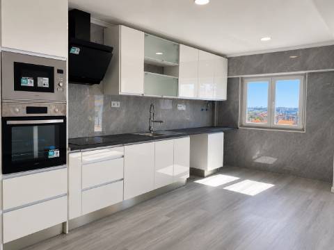 Apartamento T4 Totalmente Remodelado na Amora