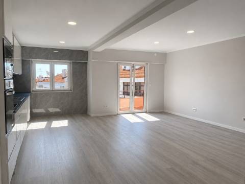 Apartamento T4 Totalmente Remodelado na Amora