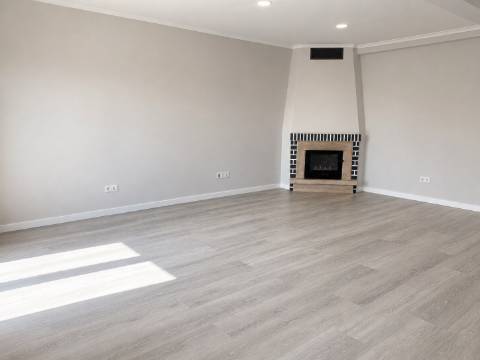 Apartamento T4 Totalmente Remodelado na Amora