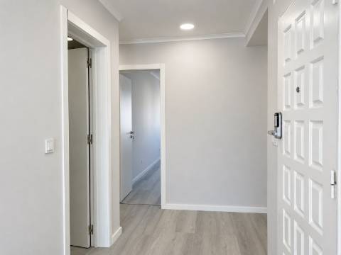 Apartamento T4 Totalmente Remodelado na Amora