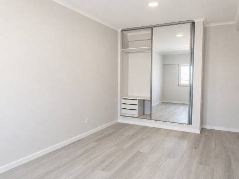 Apartamento T4 Totalmente Remodelado na Amora