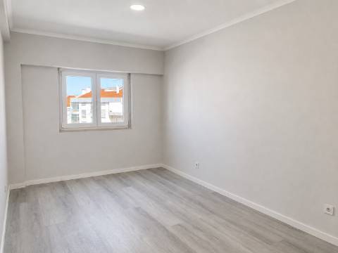 Apartamento T4 Totalmente Remodelado na Amora