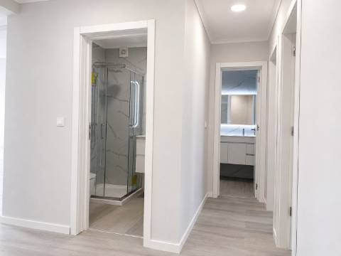 Apartamento T4 Totalmente Remodelado na Amora