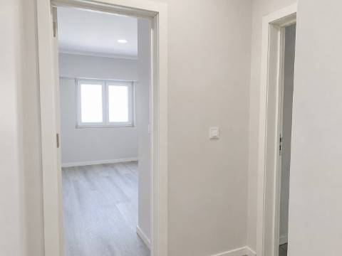 Apartamento T4 Totalmente Remodelado na Amora