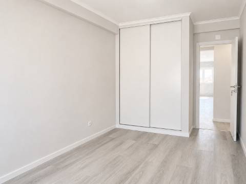 Apartamento T4 Totalmente Remodelado na Amora