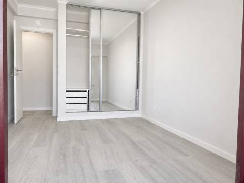 Apartamento T4 Totalmente Remodelado na Amora