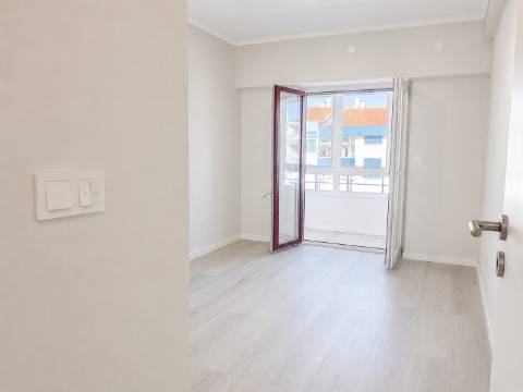 Apartamento T4 Totalmente Remodelado na Amora