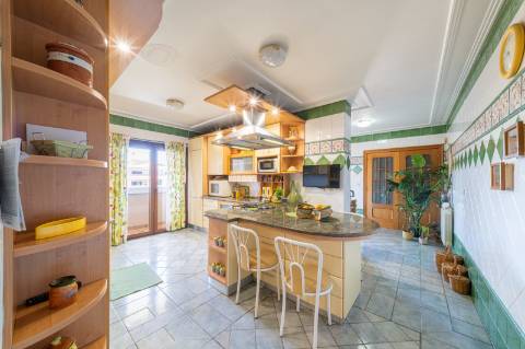 Exclusivo Apartamento T5 no Real Forte com Vista Panorâmica sobre o Rio Tejo