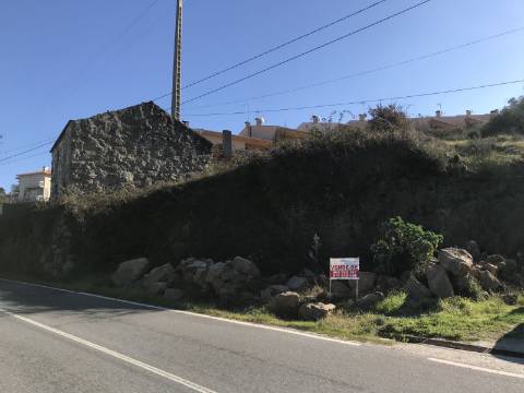 Terreno com casa por recuperar