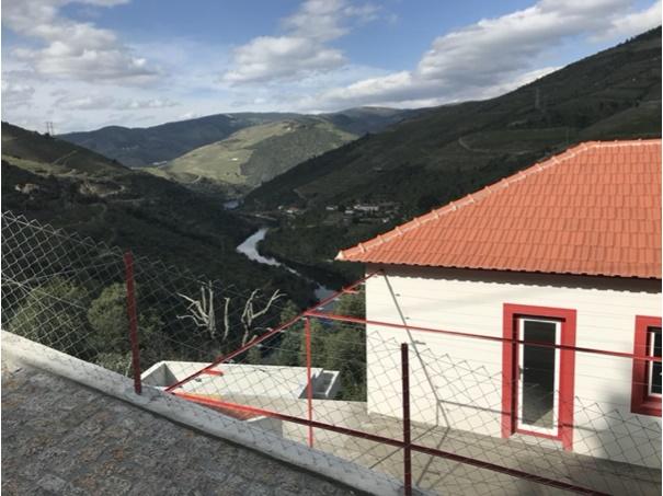 Moradia Encantadora a Minutos da Foz do Rio Távora: Vistas Fantásticas e Potencial de Ampliação