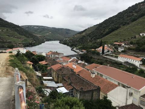 Oportunidade Única no Coração do Douro Vinhateiro: Imóvel Versátil no Centro do Pinhão