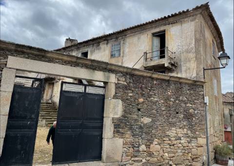 Casa Secular para Restauro em Aldeia Vinhateira: Oportunidade Única para Alojamento Local