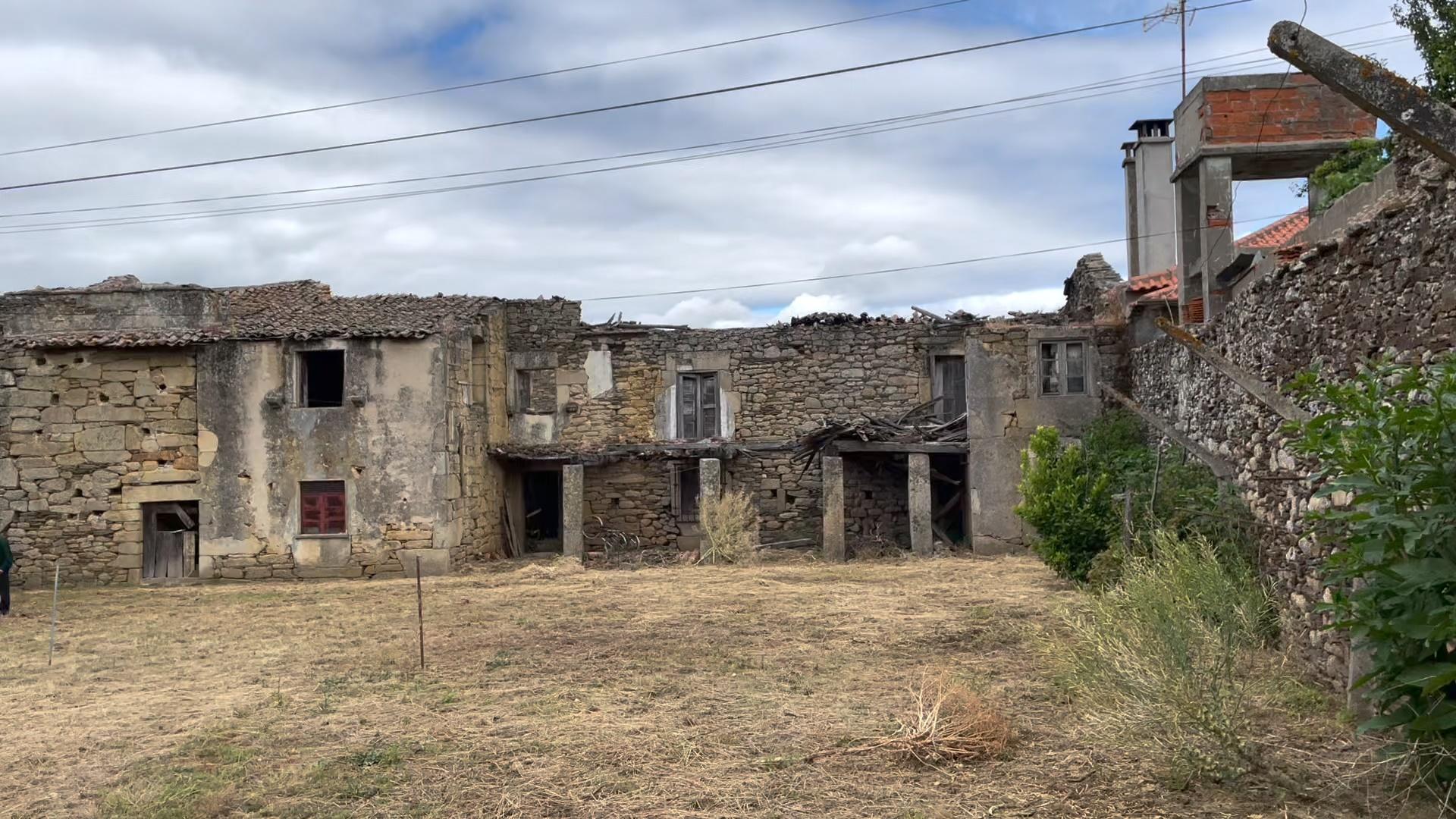 Casa Secular para Restauro em Aldeia Vinhateira: Oportunidade Única para Alojamento Local