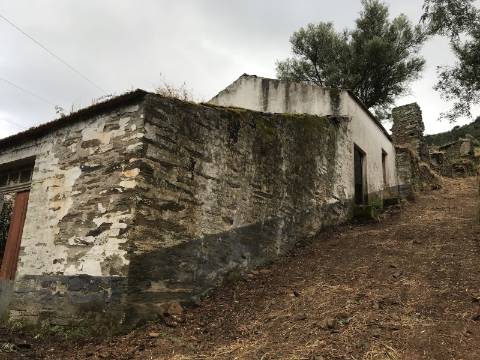 Ruínas com Potencial à Beira do Rio Douro