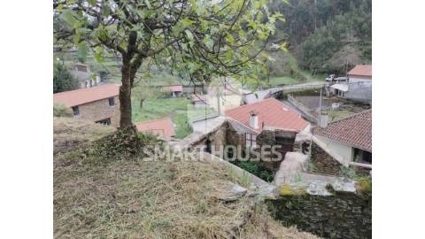 Moradia T2 em ruínas para reconstruir, com 120m2...