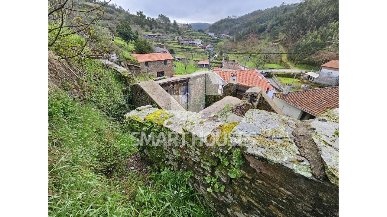 Moradia T2 em ruínas para reconstruir, com 120m2...