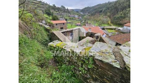 Moradia T2 em ruínas para reconstruir, com 120m2...