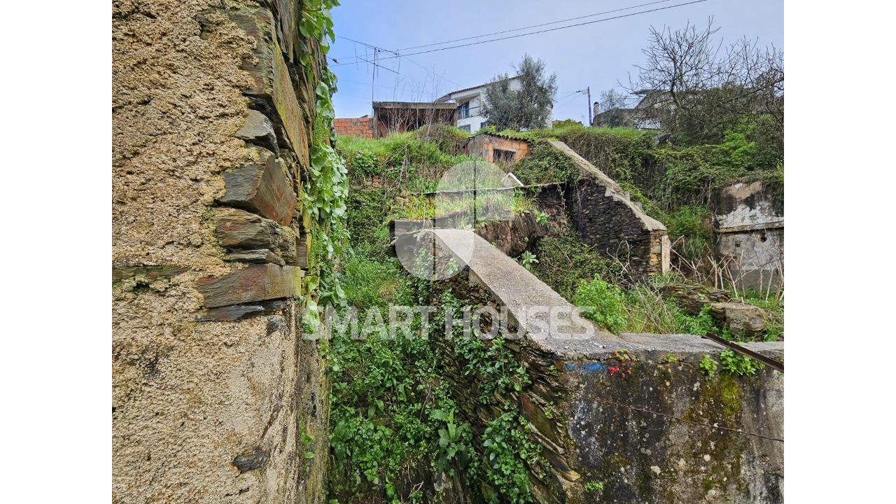 Moradia T2 em ruínas para reconstruir, com 120m2...