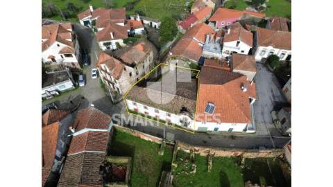 Casa antiga para recuperação em Ázere, Tábua.
No...