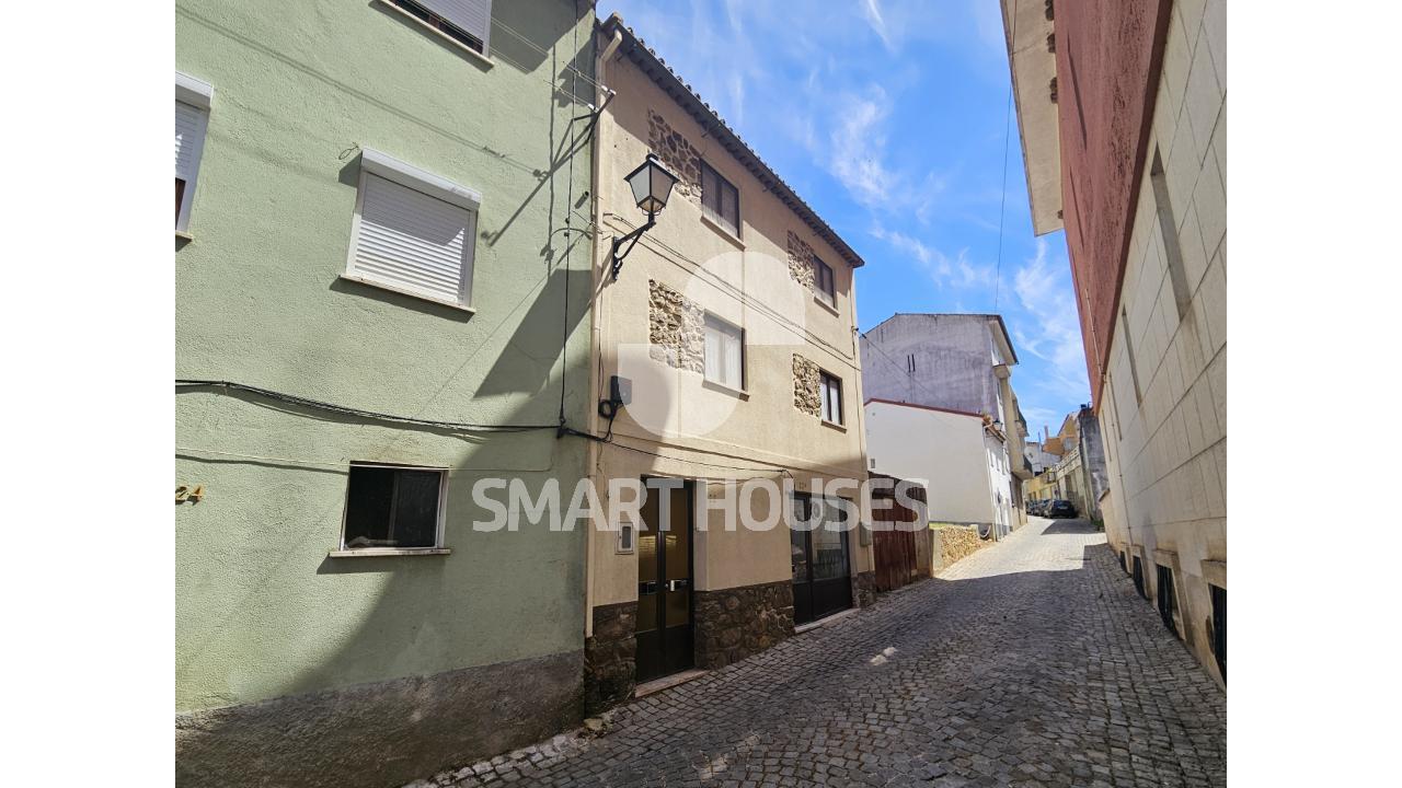 Prédio no centro da vila de Arganil, de traça...
