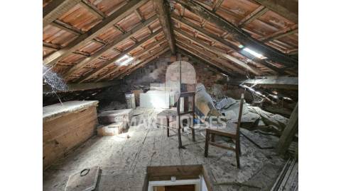 Prédio no centro da vila de Arganil, de traça...