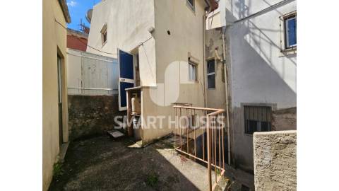 Prédio no centro da vila de Arganil, de traça...