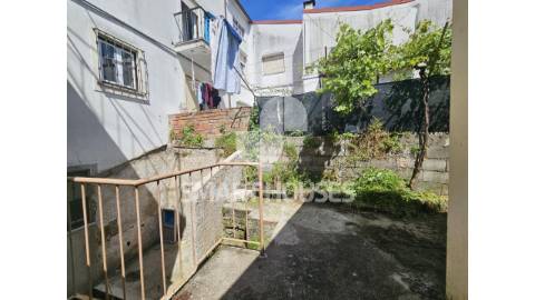 Prédio no centro da vila de Arganil, de traça...