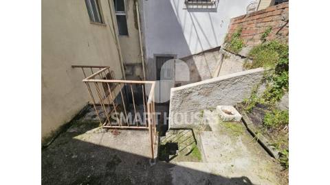 Prédio no centro da vila de Arganil, de traça...
