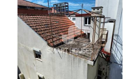 Prédio no centro da vila de Arganil, de traça...