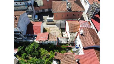 Prédio no centro da vila de Arganil, de traça...