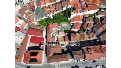 Prédio no centro da vila de Arganil, de traça...