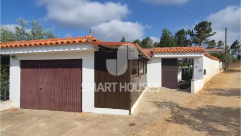 ARRENDA: Moradia rústica de dois pisos com jardim...