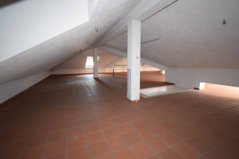 Conjunto de armazéns localizado nos Riachos com área total de 4485 m2 com logradouro.