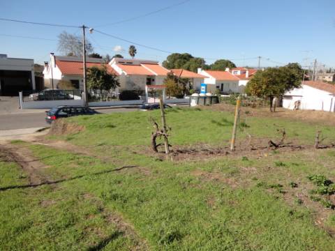 Terreno urbano com 801 m2 perto da estação dos Riachos.